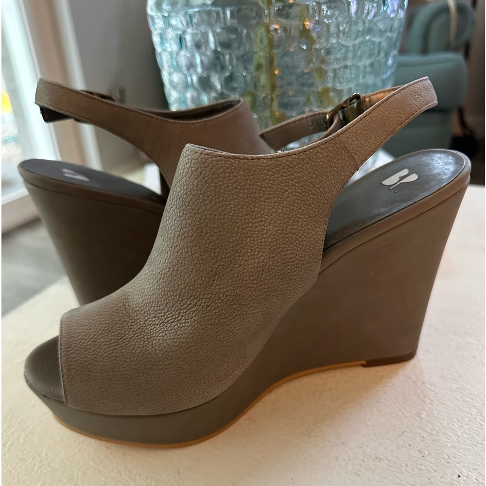 Like new size 8.5 peep-toe slingback wedge.